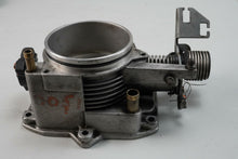 Load image into Gallery viewer, 1995 - 2001 BMW 7 SERIES E38 M73 5.4 AT ENGINE THROTTLE BODY VALVE ASSEMBLY OEM, used